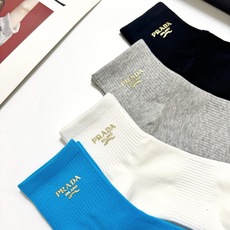 配包装🌟【一盒4 双】🌟Prada 普拉达 经典字母logo 透气纯棉中筒袜 ,重工配饰,ins超火爆 配包装🌟【一盒4 双】🌟Prada 普拉达 经典字母logo 透气纯棉中筒袜 ,重工配饰,ins超火爆