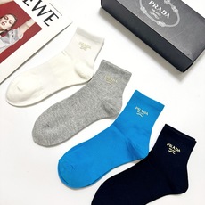 配包装🌟【一盒4 双】🌟Prada 普拉达 经典字母logo 透气纯棉中筒袜 ,重工配饰,ins超火爆 配包装🌟【一盒4 双】🌟Prada 普拉达 经典字母logo 透气纯棉中筒袜 ,重工配饰,ins超火爆
