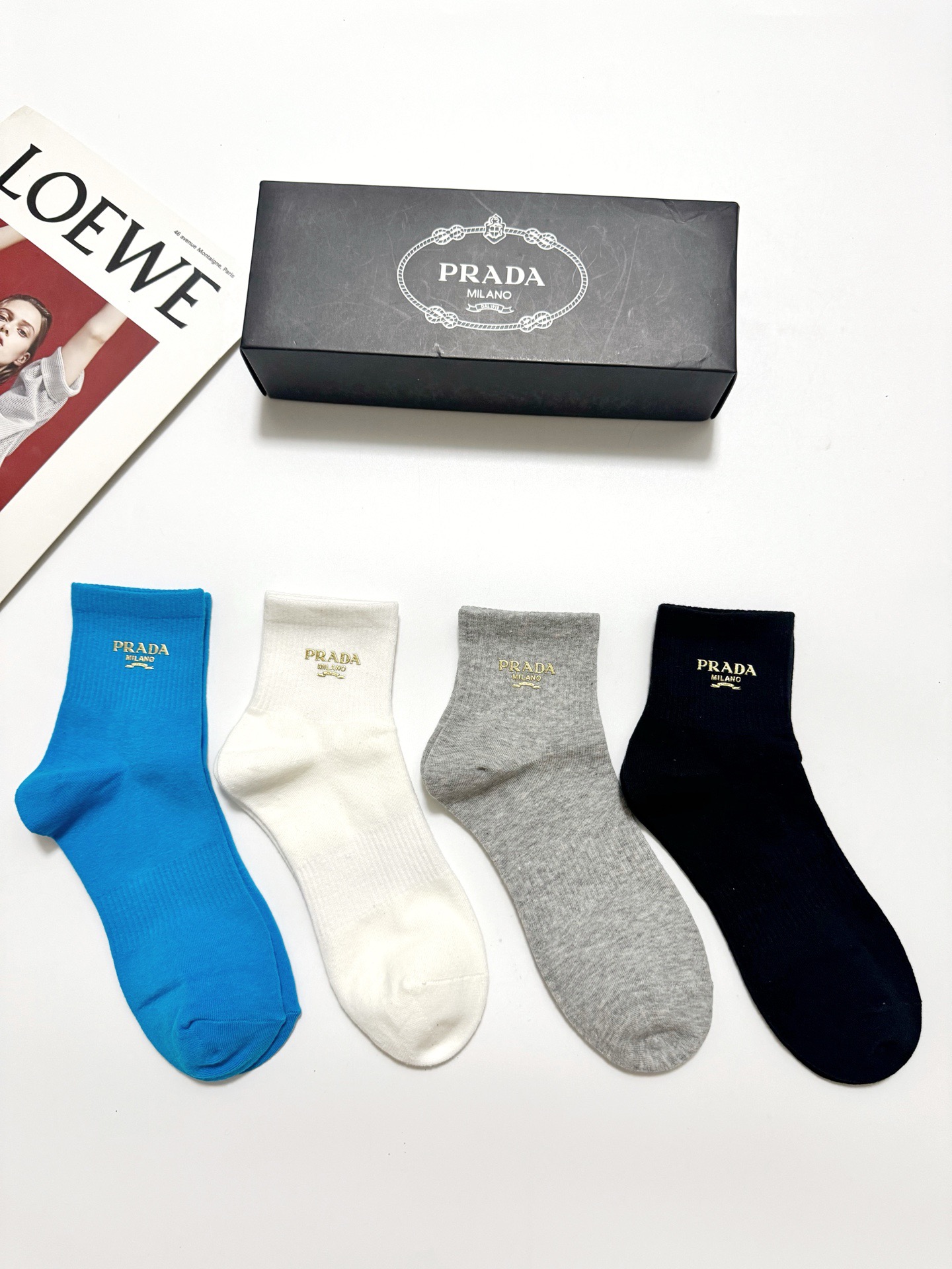 配包装🌟【一盒4 双】🌟Prada 普拉达 经典字母logo 透气纯棉中筒袜  ，重工配饰，ins超火爆