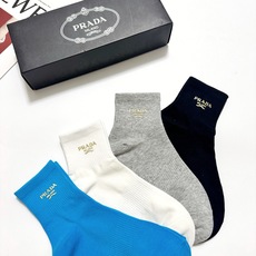配包装🌟【一盒4 双】🌟Prada 普拉达 经典字母logo 透气纯棉中筒袜 ,重工配饰,ins超火爆 配包装🌟【一盒4 双】🌟Prada 普拉达 经典字母logo 透气纯棉中筒袜 ,重工配饰,ins超火爆