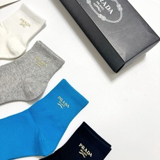配包装🌟【一盒4 双】🌟Prada 普拉达 经典字母logo 透气纯棉中筒袜 ,重工配饰,ins超火爆 配包装🌟【一盒4 双】🌟Prada 普拉达 经典字母logo 透气纯棉中筒袜 ,重工配饰,ins超火爆