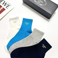 配包装🌟【一盒4 双】🌟Prada 普拉达 经典字母logo 透气纯棉中筒袜 ,重工配饰,ins超火爆 配包装🌟【一盒4 双】🌟Prada 普拉达 经典字母logo 透气纯棉中筒袜 ,重工配饰,ins超火爆