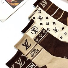配包装🌟【一盒5双】 🌟LV 路易威登 经典字母logo 纯棉中筒袜 ,ins超火爆短袜,纯棉面料, 配包装🌟【一盒5双】 🌟LV 路易威登 经典字母logo 纯棉中筒袜 ,ins超火爆短袜,纯棉面料,
