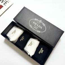 配包装🌟【一盒4 双】🌟Prada 普拉达 经典字母logo 透气纯棉中筒袜 ,重工配饰,ins超火爆 配包装🌟【一盒4 双】🌟Prada 普拉达 经典字母logo 透气纯棉中筒袜 ,重工配饰,ins超火爆