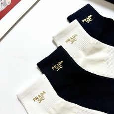配包装🌟【一盒4 双】🌟Prada 普拉达 经典字母logo 透气纯棉中筒袜 ,重工配饰,ins超火爆 配包装🌟【一盒4 双】🌟Prada 普拉达 经典字母logo 透气纯棉中筒袜 ,重工配饰,ins超火爆