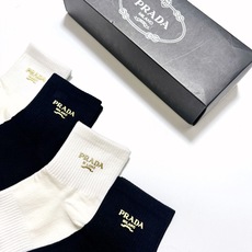 配包装🌟【一盒4 双】🌟Prada 普拉达 经典字母logo 透气纯棉中筒袜 ,重工配饰,ins超火爆 配包装🌟【一盒4 双】🌟Prada 普拉达 经典字母logo 透气纯棉中筒袜 ,重工配饰,ins超火爆