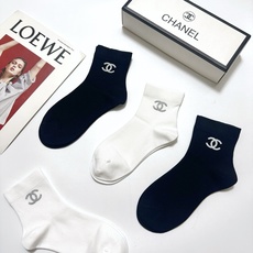配包装🌟【一盒4 双】🌟Chanel 香奈儿 经典字母logo 透气纯棉中筒袜 ,重工配饰,ins超火 配包装🌟【一盒4 双】🌟Chanel 香奈儿 经典字母logo 透气纯棉中筒袜 ,重工配饰,ins超火