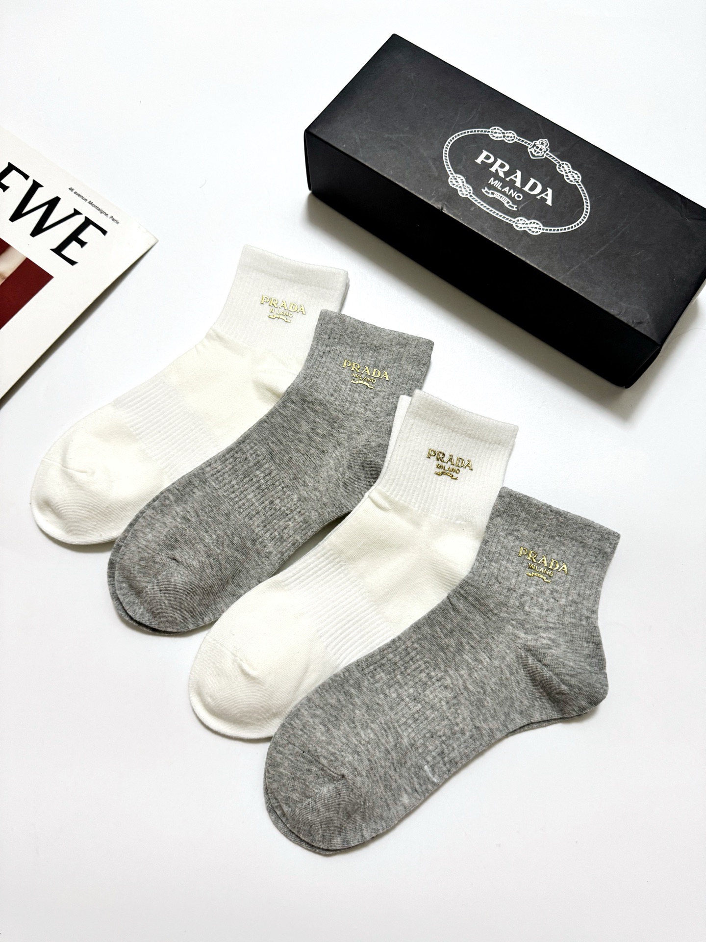 配包装🌟【一盒4 双】🌟Prada 普拉达 经典字母logo 透气纯棉中筒袜 ,重工配饰,ins超火爆 配包装🌟【一盒4 双】🌟Prada 普拉达 经典字母logo 透气纯棉中筒袜 ,重工配饰,ins超火爆