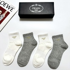 配包装🌟【一盒4 双】🌟Prada 普拉达 经典字母logo 透气纯棉中筒袜 ,重工配饰,ins超火爆 配包装🌟【一盒4 双】🌟Prada 普拉达 经典字母logo 透气纯棉中筒袜 ,重工配饰,ins超火爆