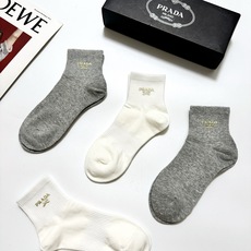 配包装🌟【一盒4 双】🌟Prada 普拉达 经典字母logo 透气纯棉中筒袜 ,重工配饰,ins超火爆 配包装🌟【一盒4 双】🌟Prada 普拉达 经典字母logo 透气纯棉中筒袜 ,重工配饰,ins超火爆