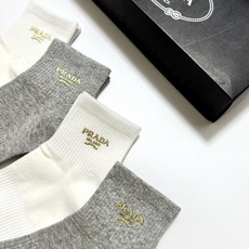配包装🌟【一盒4 双】🌟Prada 普拉达 经典字母logo 透气纯棉中筒袜 ,重工配饰,ins超火爆 配包装🌟【一盒4 双】🌟Prada 普拉达 经典字母logo 透气纯棉中筒袜 ,重工配饰,ins超火爆