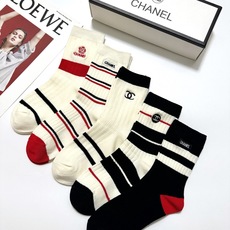 配包装🌟【一盒5 双】 🌟Chanel 香奈儿 经典字母刺绣logo 纯棉中筒袜 ,ins超火爆中筒 配包装🌟【一盒5 双】 🌟Chanel 香奈儿 经典字母刺绣logo 纯棉中筒袜 ,ins超火爆中筒