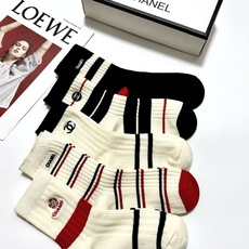 配包装🌟【一盒5 双】 🌟Chanel 香奈儿 经典字母刺绣logo 纯棉中筒袜 ,ins超火爆中筒 配包装🌟【一盒5 双】 🌟Chanel 香奈儿 经典字母刺绣logo 纯棉中筒袜 ,ins超火爆中筒