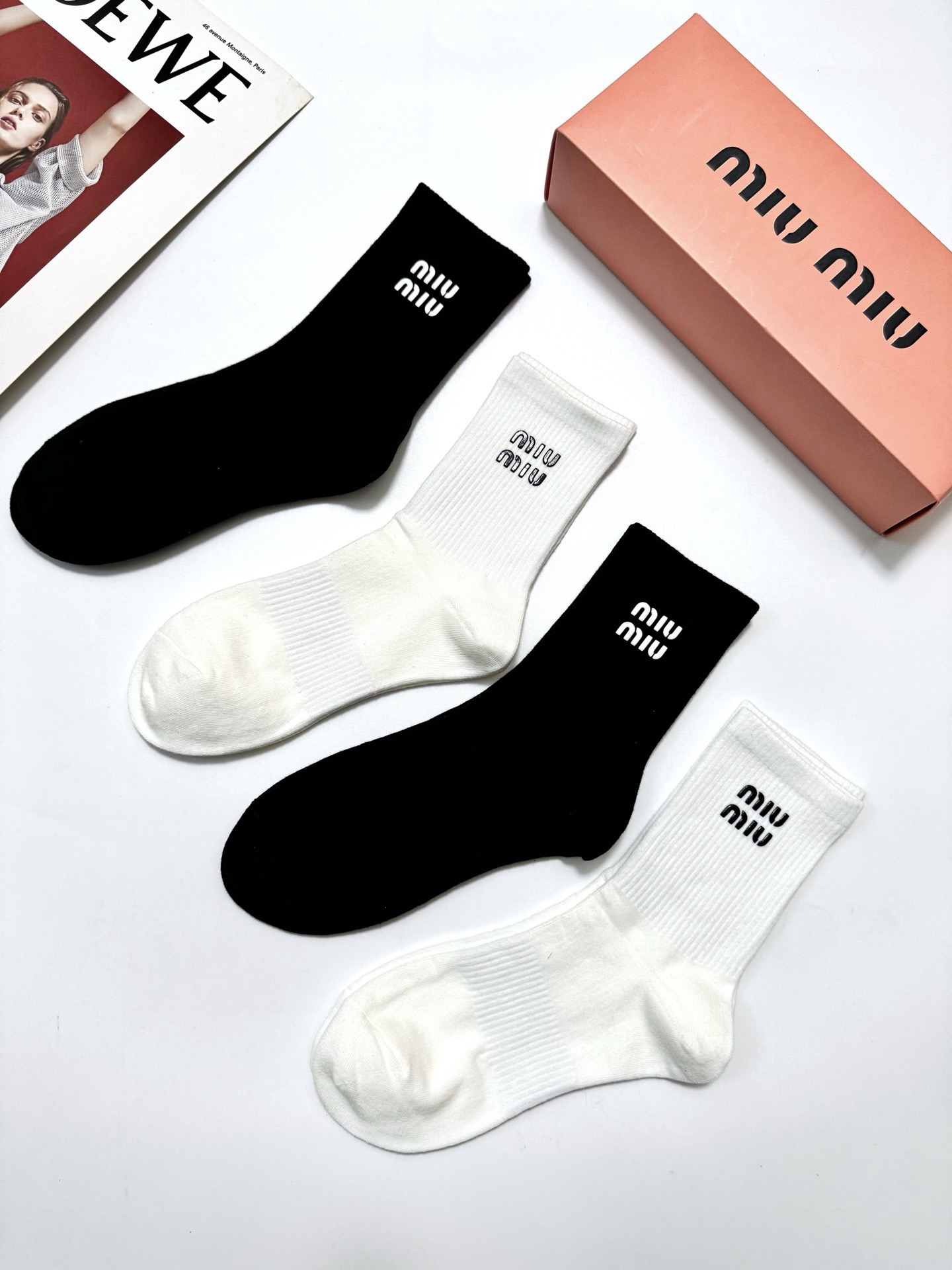 配包装🌟【一盒4 双】🌟缪缪 miumiu 经典字母logo纯棉中筒袜  🌟ins爆款！专柜在售ing 
