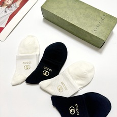 配包装🌟【一盒4 双】🌟Gucci 古琦 经典字母logo纯棉中筒袜 🌟ins爆款!专柜在售ing 🌟 配包装🌟【一盒4 双】🌟Gucci 古琦 经典字母logo纯棉中筒袜 🌟ins爆款!专柜在售ing 🌟