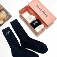 配包装🌟【一盒4 双】🌟缪缪 miumiu 经典字母logo 超薄无骨中筒袜,纯棉 条纹小腿袜 堆堆袜 配包装🌟【一盒4 双】🌟缪缪 miumiu 经典字母logo 超薄无骨中筒袜,纯棉 条纹小腿袜 堆堆袜
