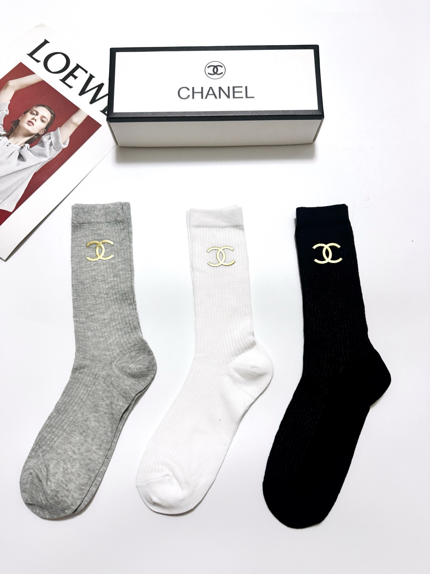 配包装🌟【一盒3 双】 🌟Chanel 香奈儿 经典字母logo 超薄透气中筒袜 ,ins超火爆空调袜, 配包装🌟【一盒3 双】 🌟Chanel 香奈儿 经典字母logo 超薄透气中筒袜 ,ins超火爆空调袜,