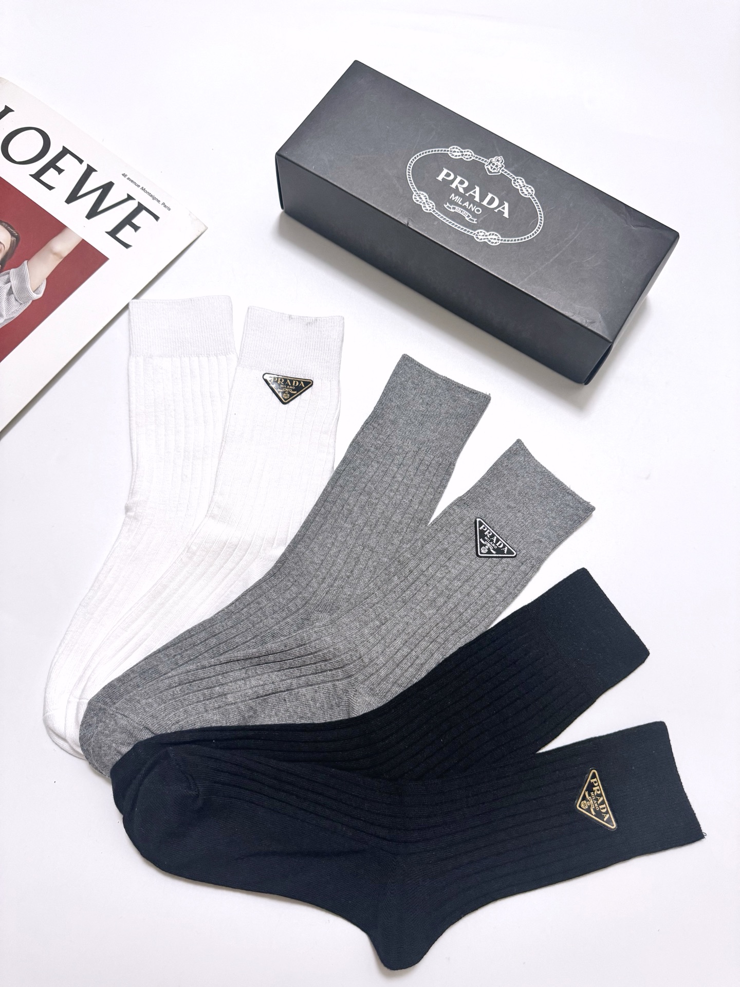配包装🌟【一盒3 双】 🌟Prada 普拉达 经典字母logo 纯棉长筒袜   ，ins火爆纯色设计，潮