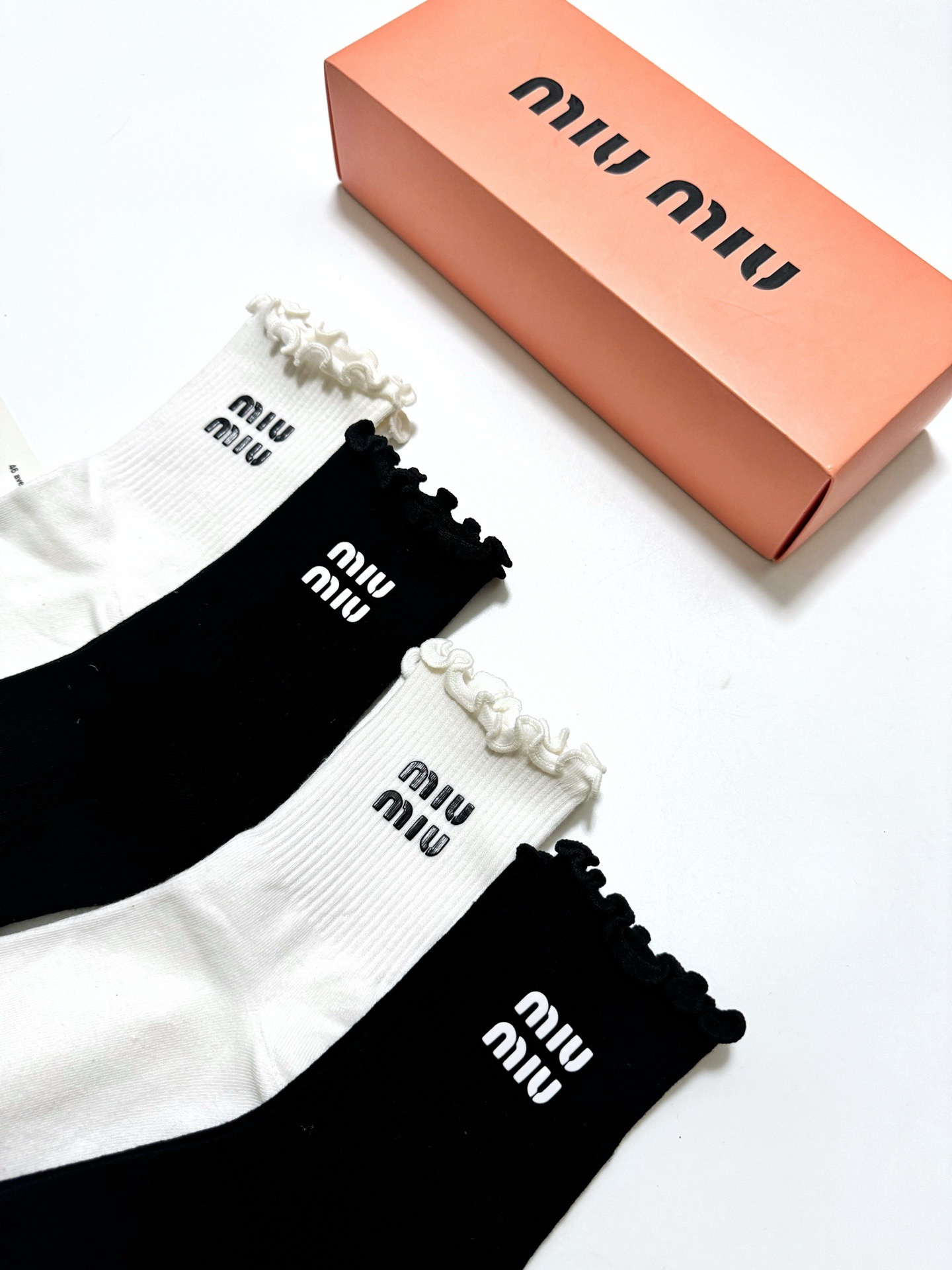 配包装🌟【一盒4双】🌟miumiu 缪缪 经典字母logo 纯棉中筒袜 经典纯色🌟ins爆款！专柜在售i