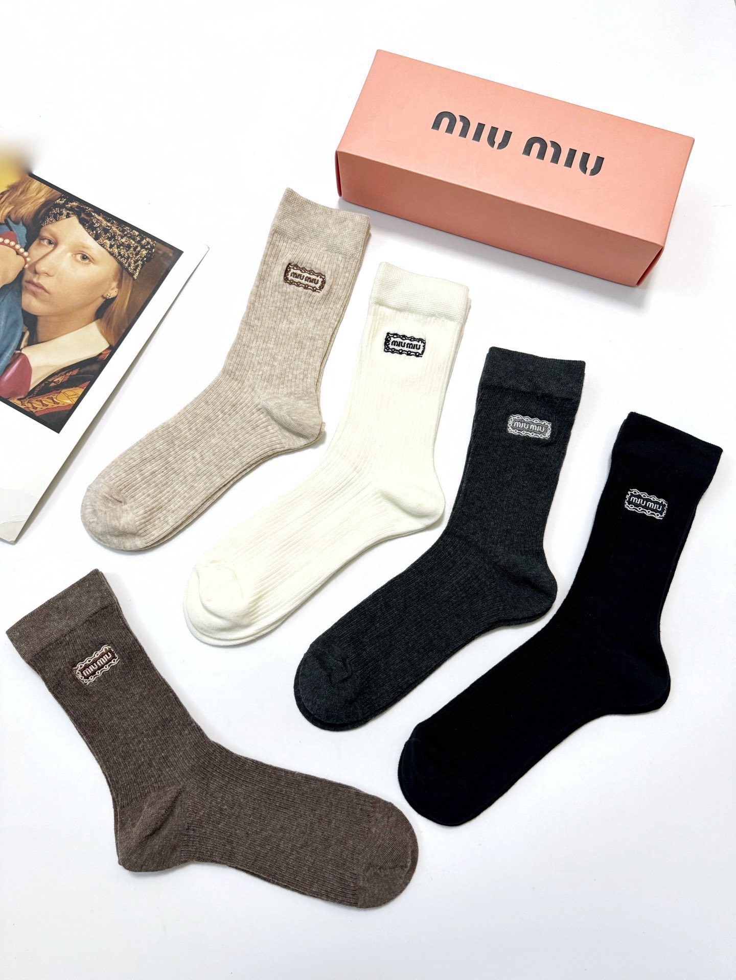 配包装 🌟【一盒5 双】 🌟缪缪 miumiu 经典刺绣字母logo 混纺中筒袜 ,软糯亲肤,ins超火爆配色 , 配包装 🌟【一盒5 双】 🌟缪缪 miumiu 经典刺绣字母logo 混纺中筒袜 ,软糯亲肤,ins超火爆配色 ,