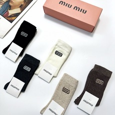 配包装 🌟【一盒5 双】 🌟缪缪 miumiu 经典刺绣字母logo 混纺中筒袜 ,软糯亲肤,ins超火爆配色 , 配包装 🌟【一盒5 双】 🌟缪缪 miumiu 经典刺绣字母logo 混纺中筒袜 ,软糯亲肤,ins超火爆配色 ,
