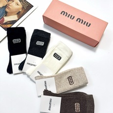配包装 🌟【一盒5 双】 🌟缪缪 miumiu 经典刺绣字母logo 混纺中筒袜 ,软糯亲肤,ins超火爆配色 , 配包装 🌟【一盒5 双】 🌟缪缪 miumiu 经典刺绣字母logo 混纺中筒袜 ,软糯亲肤,ins超火爆配色 ,