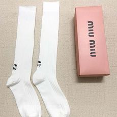 配包装 🌟【一盒一 双】 🌟缪缪 miumiu 经典字母logo纯棉袜 小腿堆堆袜,ins超火爆红人同款,精美 面料, 配包装 🌟【一盒一 双】 🌟缪缪 miumiu 经典字母logo纯棉袜 小腿堆堆袜,ins超火爆红人同款,精美 面料,