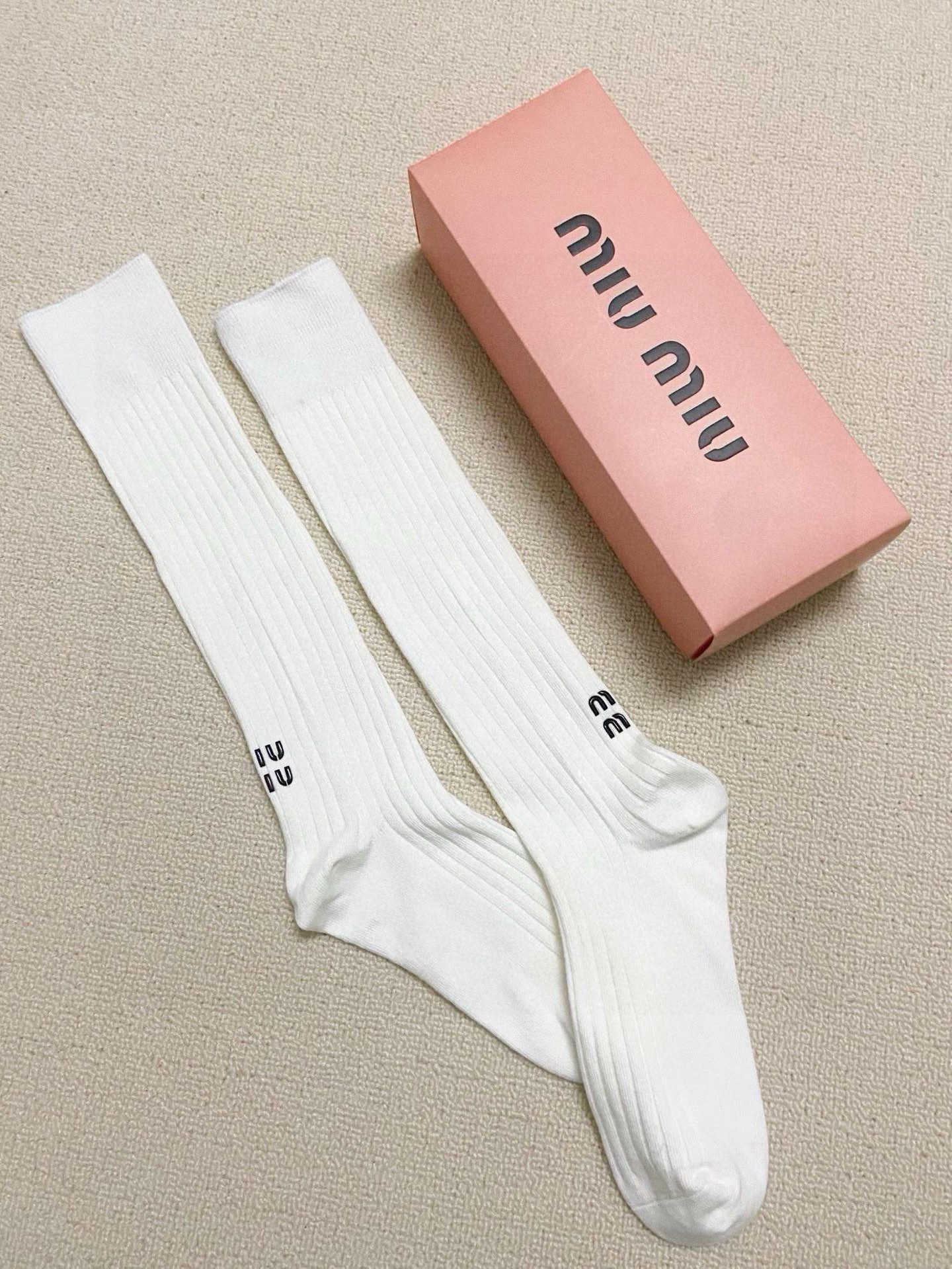 配包装 🌟【一盒一 双】 🌟缪缪 miumiu 经典字母logo纯棉袜 小腿堆堆袜,ins超火爆红人同款,精美 面料, 配包装 🌟【一盒一 双】 🌟缪缪 miumiu 经典字母logo纯棉袜 小腿堆堆袜,ins超火爆红人同款,精美 面料,