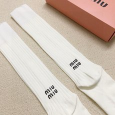配包装 🌟【一盒一 双】 🌟缪缪 miumiu 经典字母logo纯棉袜 小腿堆堆袜,ins超火爆红人同款,精美 面料, 配包装 🌟【一盒一 双】 🌟缪缪 miumiu 经典字母logo纯棉袜 小腿堆堆袜,ins超火爆红人同款,精美 面料,