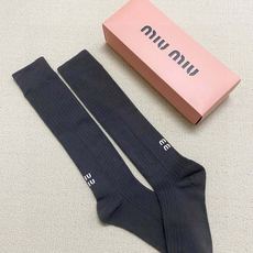 配包装 🌟【一盒一 双】 🌟缪缪 miumiu 经典字母logo纯棉袜 小腿堆堆袜,ins超火爆红人同款,精美 面料, 配包装 🌟【一盒一 双】 🌟缪缪 miumiu 经典字母logo纯棉袜 小腿堆堆袜,ins超火爆红人同款,精美 面料,