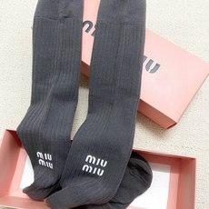 配包装 🌟【一盒一 双】 🌟缪缪 miumiu 经典字母logo纯棉袜 小腿堆堆袜,ins超火爆红人同款,精美 面料, 配包装 🌟【一盒一 双】 🌟缪缪 miumiu 经典字母logo纯棉袜 小腿堆堆袜,ins超火爆红人同款,精美 面料,