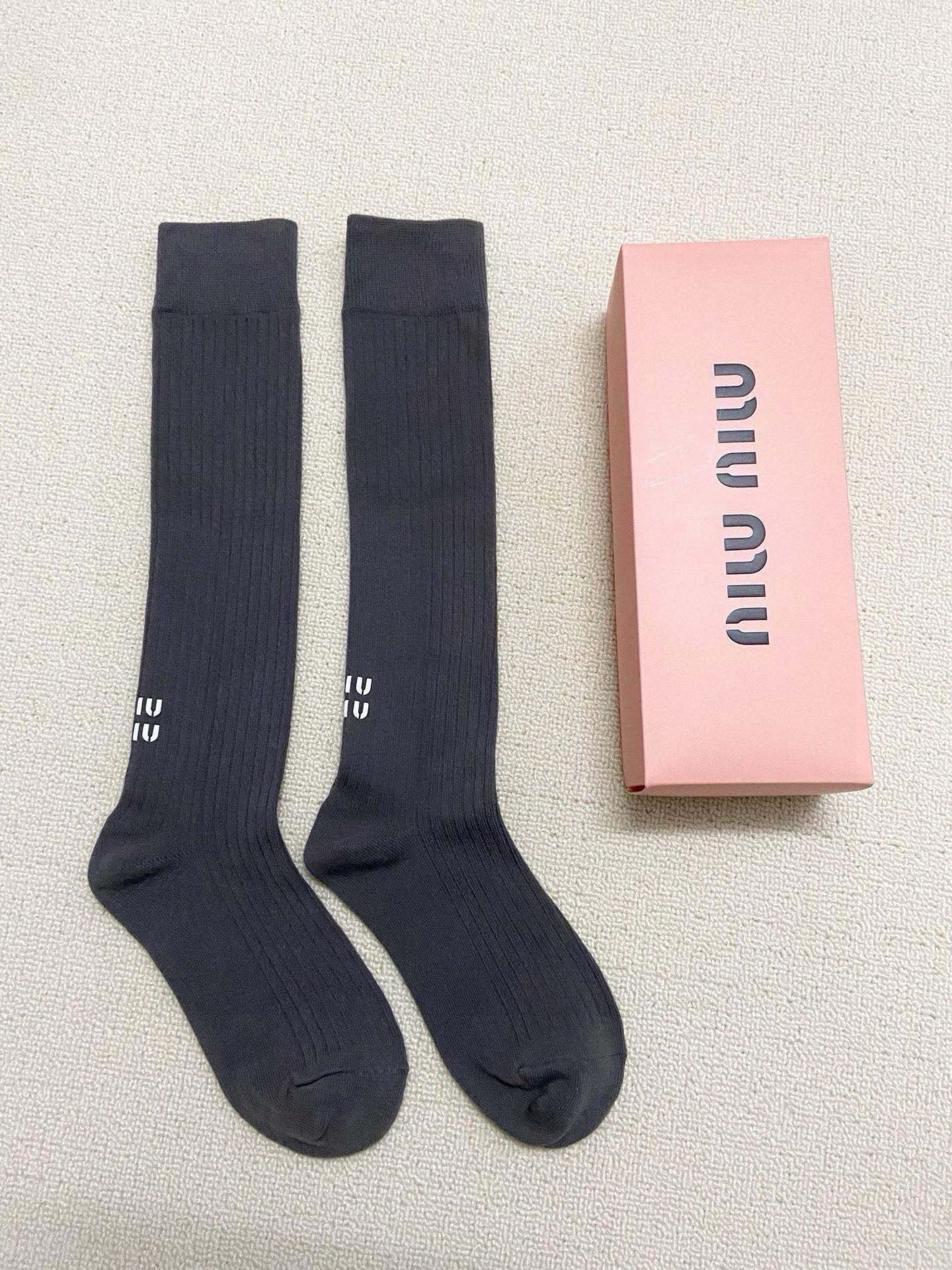 配包装 🌟【一盒一 双】 🌟缪缪 miumiu 经典字母logo纯棉袜 小腿堆堆袜,ins超火爆红人同款,精美 面料, 配包装 🌟【一盒一 双】 🌟缪缪 miumiu 经典字母logo纯棉袜 小腿堆堆袜,ins超火爆红人同款,精美 面料,