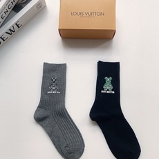 配包装 🌟【一盒2 双】 🌟LV 路易威登 经典字母logo 透气纯棉中筒袜 ,重工配饰,ins超火爆红人同款,精美 配包装 🌟【一盒2 双】 🌟LV 路易威登 经典字母logo 透气纯棉中筒袜 ,重工配饰,ins超火爆红人同款,精美