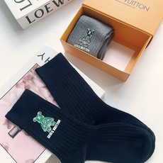 配包装 🌟【一盒2 双】 🌟LV 路易威登 经典字母logo 透气纯棉中筒袜 ,重工配饰,ins超火爆红人同款,精美 配包装 🌟【一盒2 双】 🌟LV 路易威登 经典字母logo 透气纯棉中筒袜 ,重工配饰,ins超火爆红人同款,精美