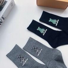 配包装 🌟【一盒2 双】 🌟LV 路易威登 经典字母logo 透气纯棉中筒袜 ,重工配饰,ins超火爆红人同款,精美 配包装 🌟【一盒2 双】 🌟LV 路易威登 经典字母logo 透气纯棉中筒袜 ,重工配饰,ins超火爆红人同款,精美