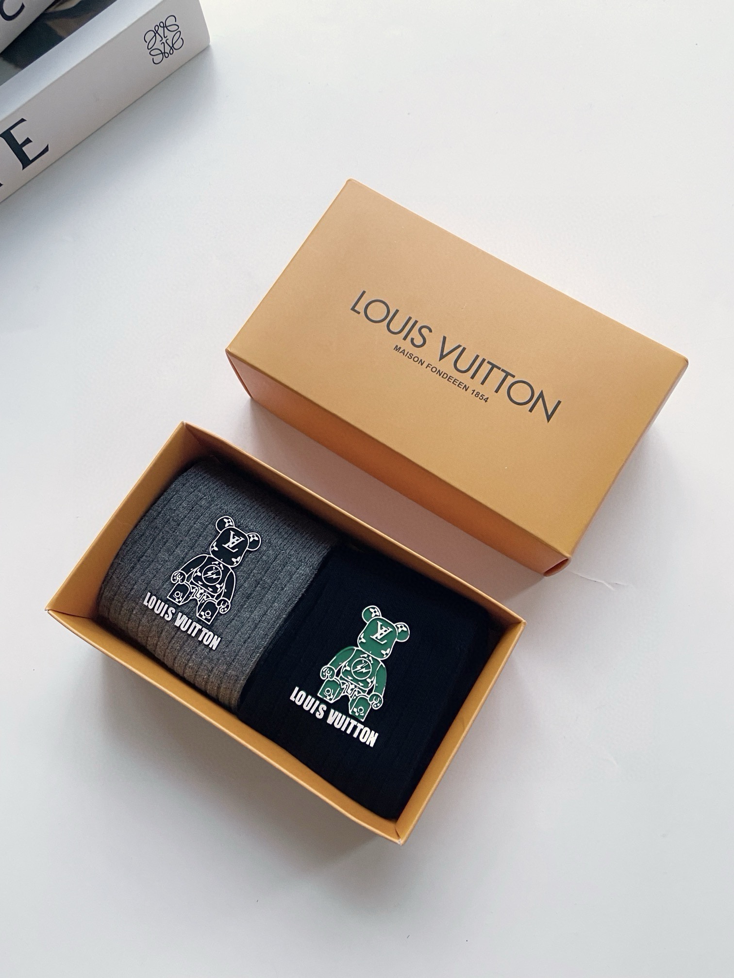 配包装 🌟【一盒2 双】 🌟LV 路易威登 经典字母logo 透气纯棉中筒袜 ,重工配饰,ins超火爆红人同款,精美 配包装 🌟【一盒2 双】 🌟LV 路易威登 经典字母logo 透气纯棉中筒袜 ,重工配饰,ins超火爆红人同款,精美