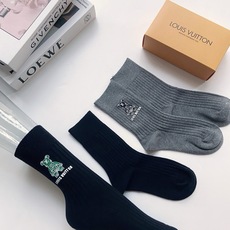 配包装 🌟【一盒2 双】 🌟LV 路易威登 经典字母logo 透气纯棉中筒袜 ,重工配饰,ins超火爆红人同款,精美 配包装 🌟【一盒2 双】 🌟LV 路易威登 经典字母logo 透气纯棉中筒袜 ,重工配饰,ins超火爆红人同款,精美