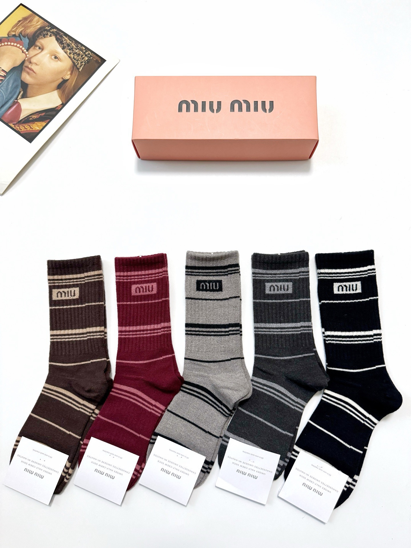 配包装 🌟【一盒5 双】 🌟缪缪miumiu 经典字母 logo 羊绒混纺中筒袜 ,ins超火爆中筒袜,潮人必备 配包装 🌟【一盒5 双】 🌟缪缪miumiu 经典字母 logo 羊绒混纺中筒袜 ,ins超火爆中筒袜,潮人必备