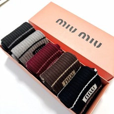 配包装 🌟【一盒5 双】 🌟缪缪miumiu 经典字母 logo 羊绒混纺中筒袜 ,ins超火爆中筒袜,潮人必备 配包装 🌟【一盒5 双】 🌟缪缪miumiu 经典字母 logo 羊绒混纺中筒袜 ,ins超火爆中筒袜,潮人必备