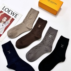 配包装 🌟【一盒5 双】男士福利款 🌟LV 路易威登 经典刺绣字母logo 羊绒混纺中筒袜 ,软糯亲肤,ins超火 配包装 🌟【一盒5 双】男士福利款 🌟LV 路易威登 经典刺绣字母logo 羊绒混纺中筒袜 ,软糯亲肤,ins超火