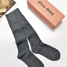 配包装 🌟【一盒一双】 🌟缪缪 miumiu 经典字母logo纯棉长筒袜 小腿袜 🌟ins爆款!专柜在售ing 🌟好看 配包装 🌟【一盒一双】 🌟缪缪 miumiu 经典字母logo纯棉长筒袜 小腿袜 🌟ins爆款!专柜在售ing 🌟好看