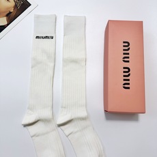 配包装 🌟【一盒一双】 🌟缪缪 miumiu 经典字母logo纯棉长筒袜 小腿袜 🌟ins爆款!专柜在售ing 🌟好看 配包装 🌟【一盒一双】 🌟缪缪 miumiu 经典字母logo纯棉长筒袜 小腿袜 🌟ins爆款!专柜在售ing 🌟好看