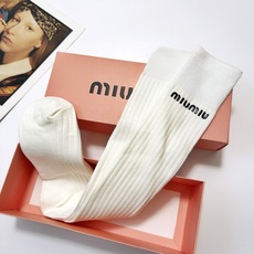 配包装 🌟【一盒一双】 🌟缪缪 miumiu 经典字母logo纯棉长筒袜 小腿袜 🌟ins爆款!专柜在售ing 🌟好看 配包装 🌟【一盒一双】 🌟缪缪 miumiu 经典字母logo纯棉长筒袜 小腿袜 🌟ins爆款!专柜在售ing 🌟好看