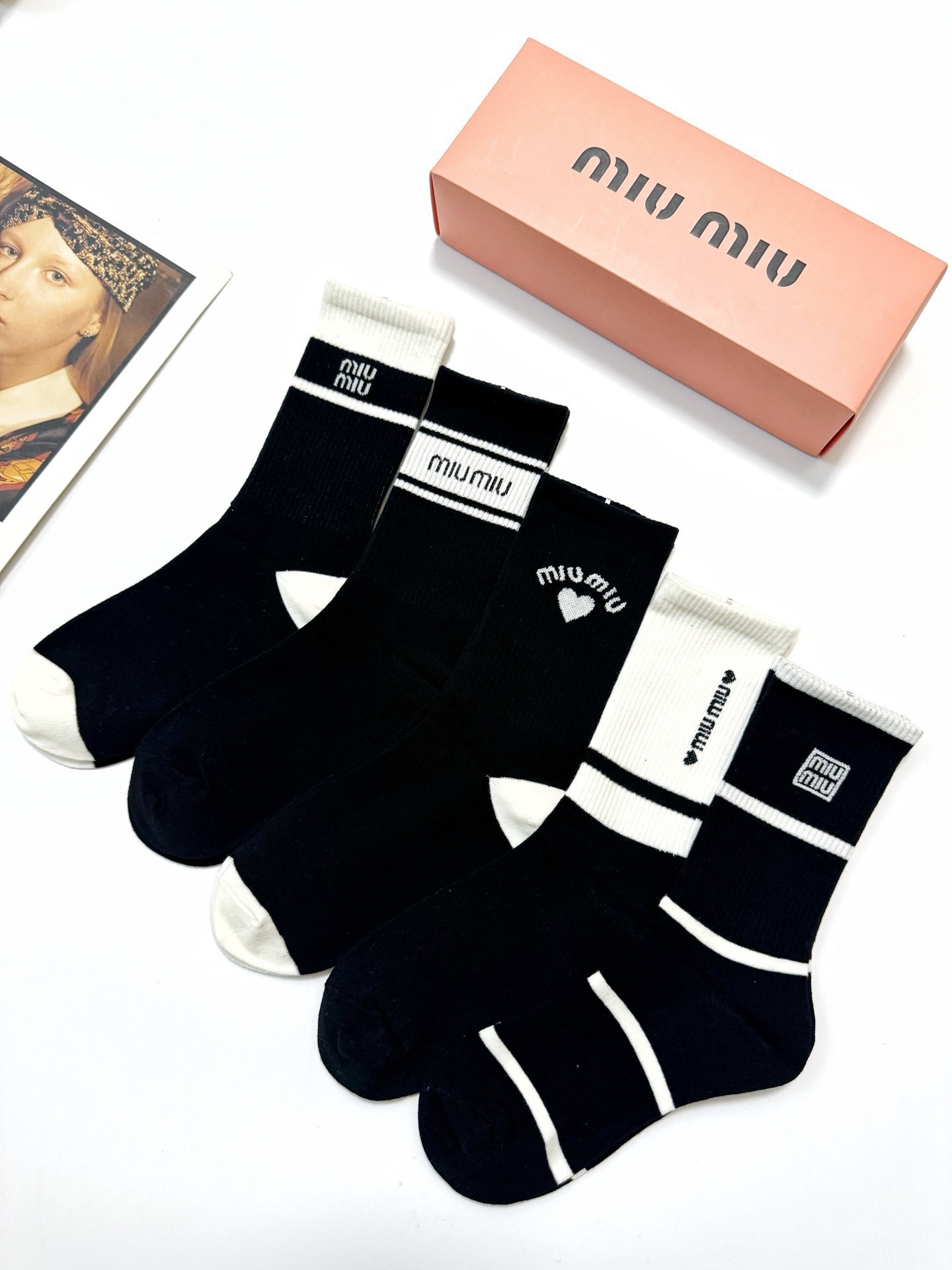 配包装 🌟【一盒5 双】 🌟缪缪 miumiu 经典字母 logo纯棉 中筒袜 !超级软糯亲肤! 🌟ins爆款!专柜在 配包装 🌟【一盒5 双】 🌟缪缪 miumiu 经典字母 logo纯棉 中筒袜 !超级软糯亲肤! 🌟ins爆款!专柜在