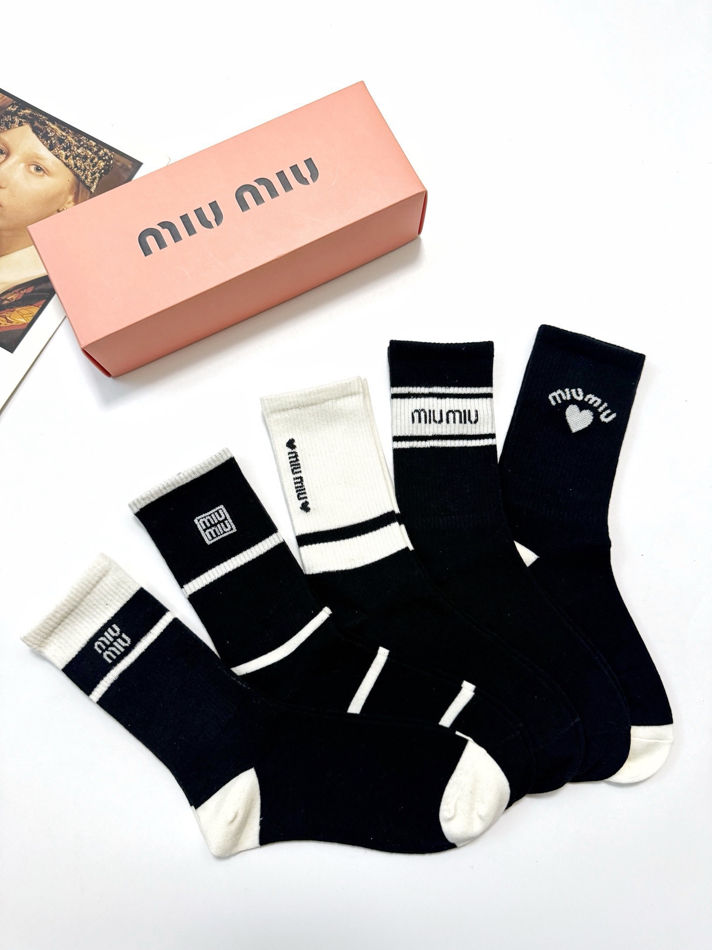 配包装 🌟【一盒5 双】 🌟缪缪 miumiu 经典字母 logo纯棉 中筒袜 !超级软糯亲肤! 🌟ins爆款!专柜在 配包装 🌟【一盒5 双】 🌟缪缪 miumiu 经典字母 logo纯棉 中筒袜 !超级软糯亲肤! 🌟ins爆款!专柜在