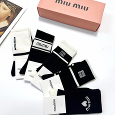 配包装 🌟【一盒5 双】 🌟缪缪 miumiu 经典字母 logo纯棉 中筒袜 !超级软糯亲肤! 🌟ins爆款!专柜在 配包装 🌟【一盒5 双】 🌟缪缪 miumiu 经典字母 logo纯棉 中筒袜 !超级软糯亲肤! 🌟ins爆款!专柜在
