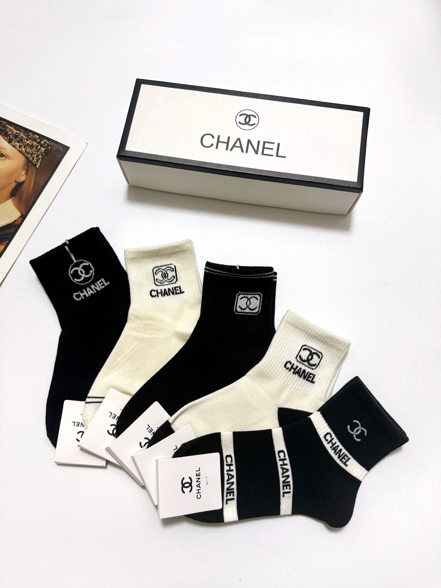 配包装 🌟【一盒5 双】 🌟Chanel 香奈儿 经典字母 logo短袜  ！纯棉面料软糯亲肤！ 🌟ins爆款！专柜在售