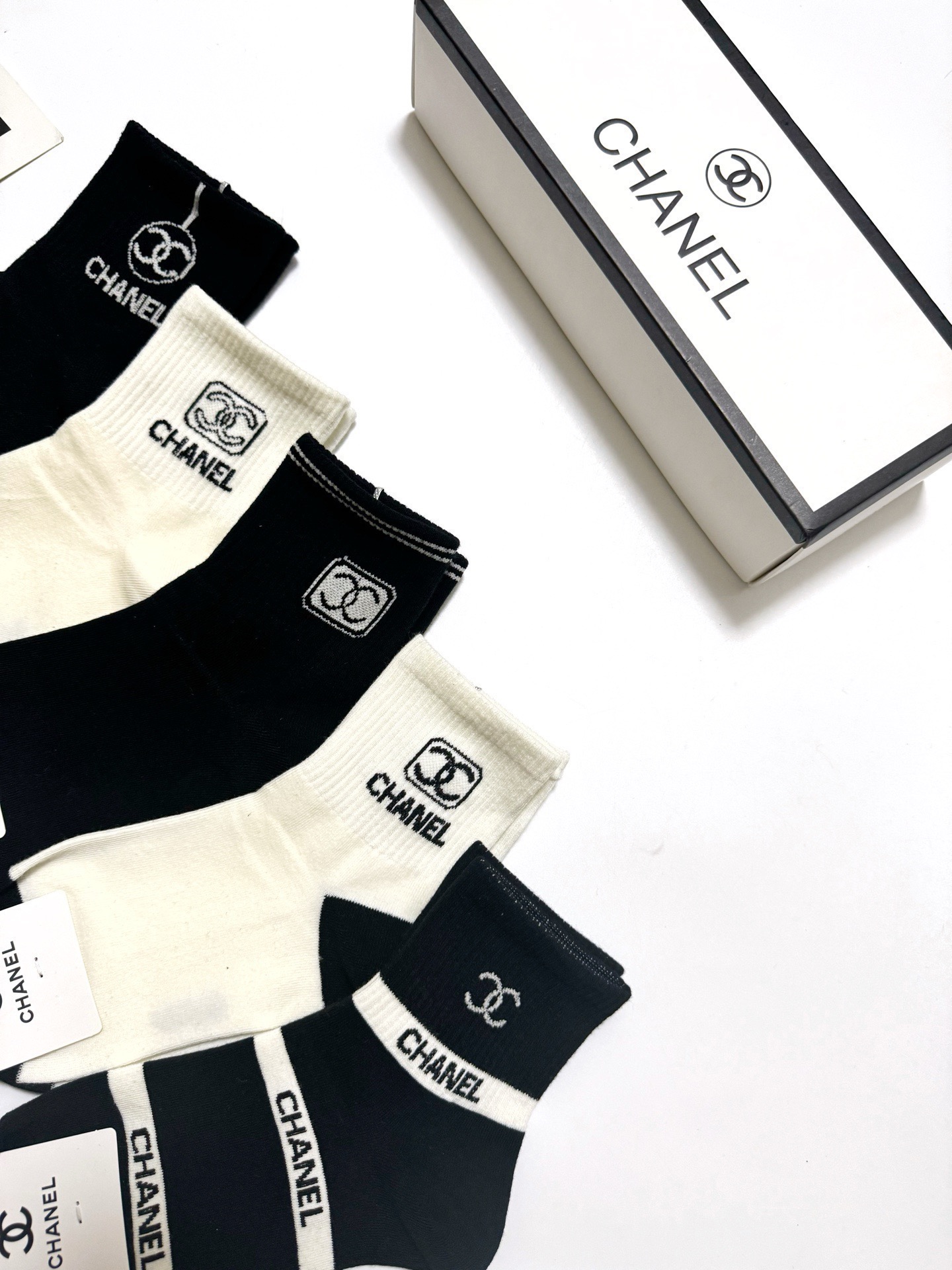配包装 🌟【一盒5 双】 🌟Chanel 香奈儿 经典字母 logo短袜  ！纯棉面料软糯亲肤！ 🌟ins爆款！专柜在售