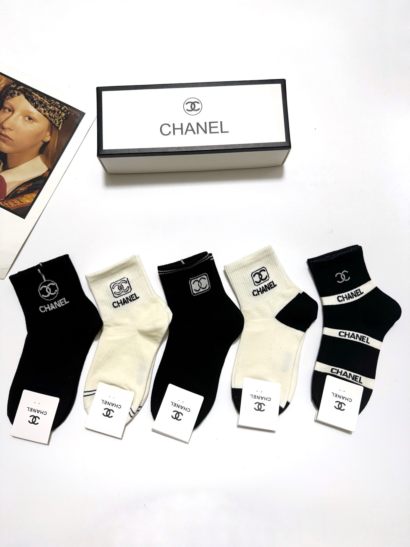 配包装 🌟【一盒5 双】 🌟Chanel 香奈儿 经典字母 logo短袜  ！纯棉面料软糯亲肤！ 🌟ins爆款！专柜在售
