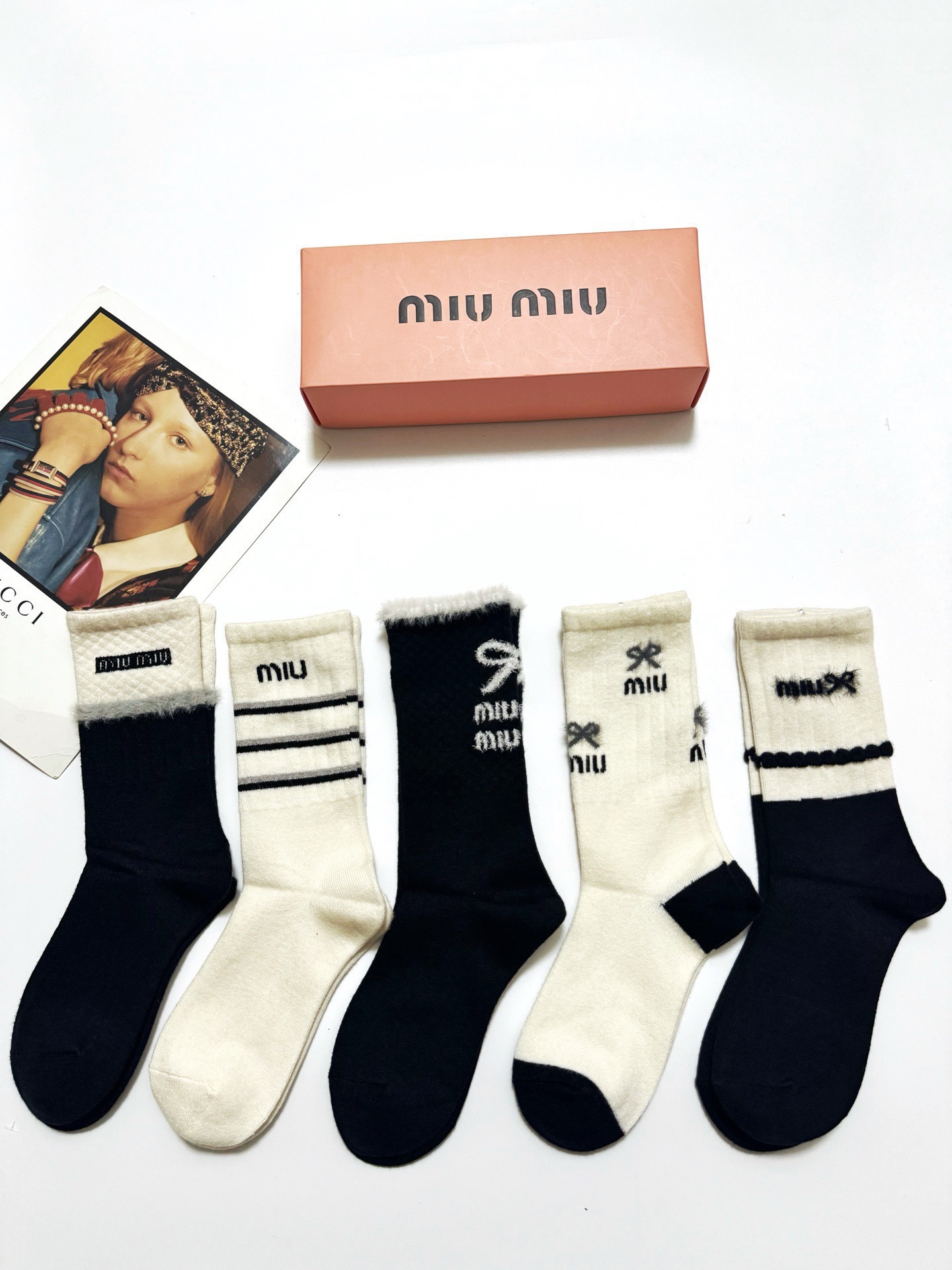 配包装 🌟【一盒5 双】  🌟缪缪 miumiu 经典字母logo 羊绒混纺 中筒袜   ，ins超火爆配色 ，超级软糯
